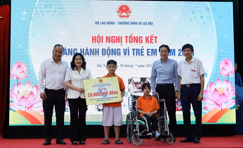 Deputy Minister Nguyen Thi Ha gives gifts to children at Thuy An Rehabilitation Centre for People with Disabilities in Hanoi's Ba Vi District. (Photo: Molisa)