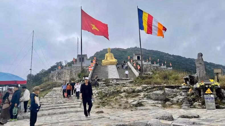 Tourists visit the Complex of Yen Tu Monuments and Landscapes in Uong Bi city (Photo: NDO)