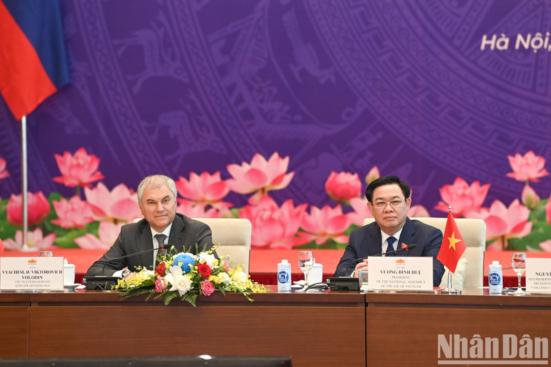 NA Chairman Vuong Dinh Hue and Russian State Duma Chairman Vyacheslav Viktorovich Volodin co-chair the meeting. (Photo: NDO)