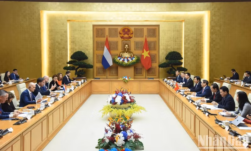 [In Pictures] PM Pham Minh Chinh chairs welcome ceremony for Dutch PM Mark Rutte ảnh 12