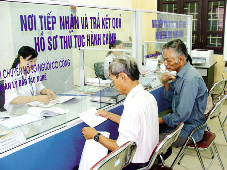 Deputy Prime Minister Tran Luu Quang says administrative regulations and procedures in investment and business should be simplified and reformed first. (Photo: VNA)