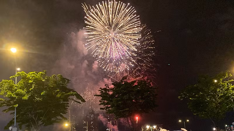 Fireworks light up the centre of Ho Chi Minh City. (Photo: MANH LINH)