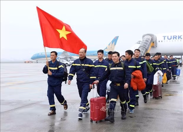 The Ministry of Public Security's search and rescue group return home on February 19 after fulfilling their tasks. (Photo: VNA)