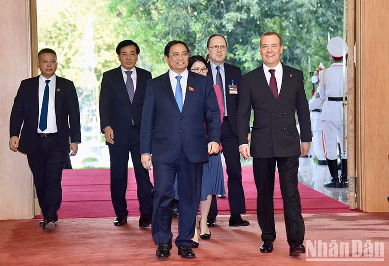 Prime Minister Pham Minh Chinh (L) and URP Chairman Dmitry Medvedev (Photo: NDO)