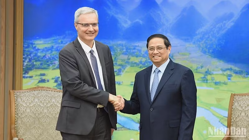 Prime Minister Pham Minh Chinh (R) and French Ambassador to Vietnam Nicolas Warnery (Photo: NDO)