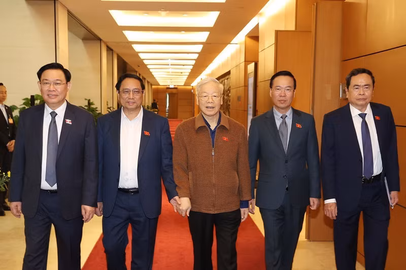 Party leader Nguyen Phu Trong and other Party and State leaders attend the session. (Photo: VNA)