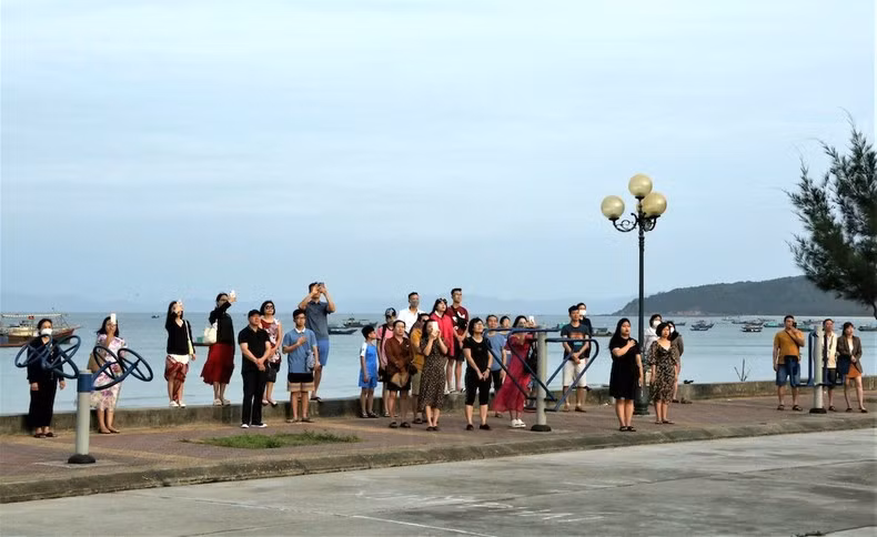 Many tourists record the sacred moment of the flag-raising ceremony on Co To Island. Many tourists record the sacred moment of the flag-raising ceremony on Co To Island.