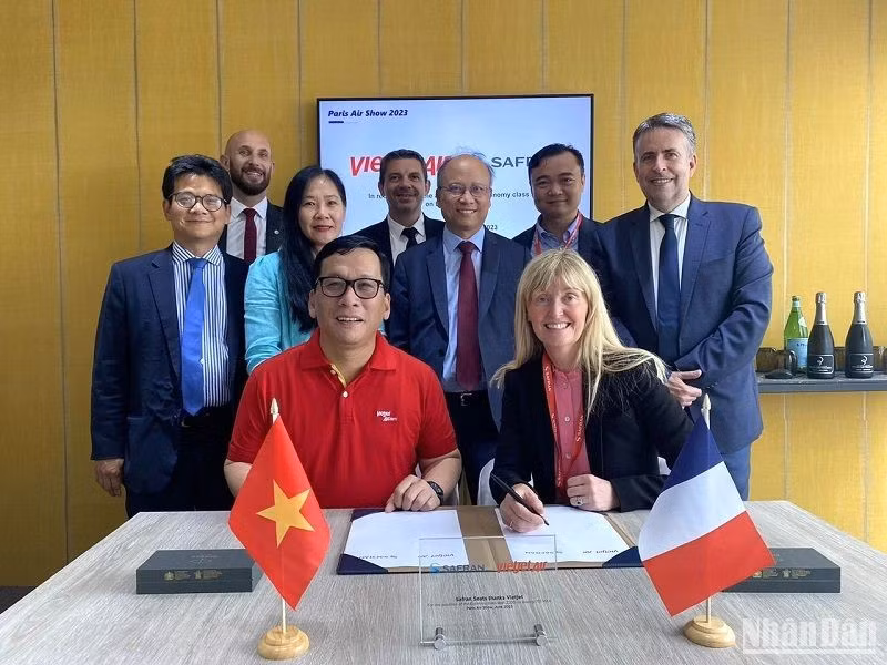 Dinh Viet Phuong, CEO of Vietjet and Victoria Foy, CEO of Safran CFM sign a contract to supply Z200 seats. The signing ceremony sees the presence of Vietnamese Ambassador to France Dinh Toan Thang. (Photo: NDO)