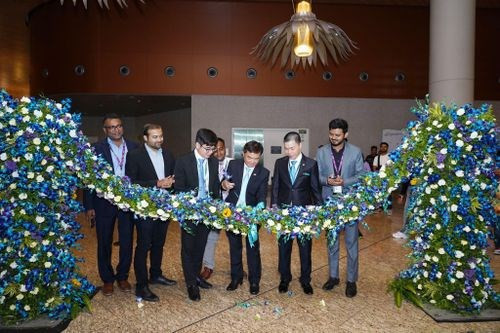 Representatives from Vietnam Consulate in Mumbai, Vietnam Airlines and Chhatrapati Shivaji Maharaj Airport at the ceremony on launching the Hanoi-Mumbai air route. (Photo:VNA)