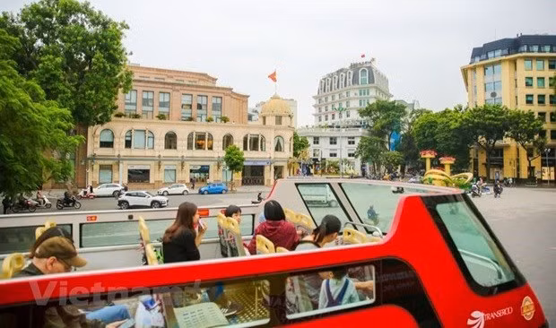 Visitors on a double-decker bus tour around Hanoi (Photo: Vietnam Plus)