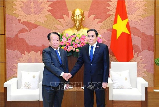 National Assembly Standing Vice Chairman Tran Thanh Man (R) and visiting Secretary General of the Senate of Cambodia Oum Sarith in Hanoi on April 4 (Photo: VNA)