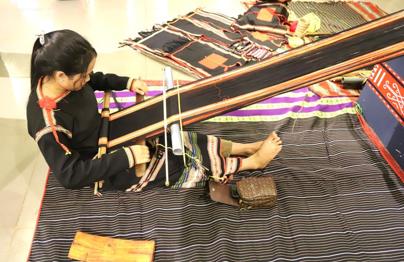 At the exhibition, an Ede ethnic girl showcases their ethnic group's traditional brocade weaving.