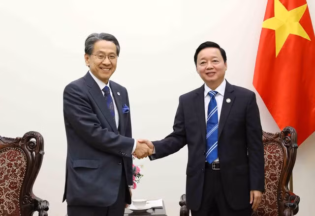 Deputy Prime Minister Tran Hong Ha receives Special Advisor to the Cabinet of Japan, and Managing Director, Chairman of the Board of Directors of the Japan Bank for International Cooperation (JBIC) Maeda Tadashi. (Photo: VGP)