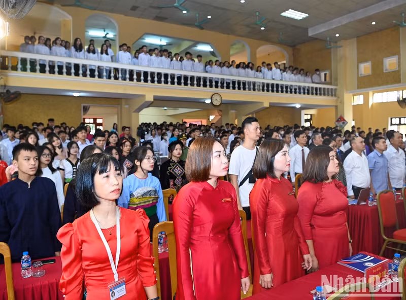 [In Pictures] NA Chairman attends opening ceremony for new school year at Huu Nghi T78 School ảnh 4