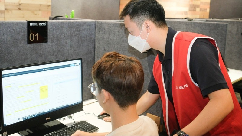 A candidate is guided to take the IELTS test on computer (Photo: British Council Vietnam)