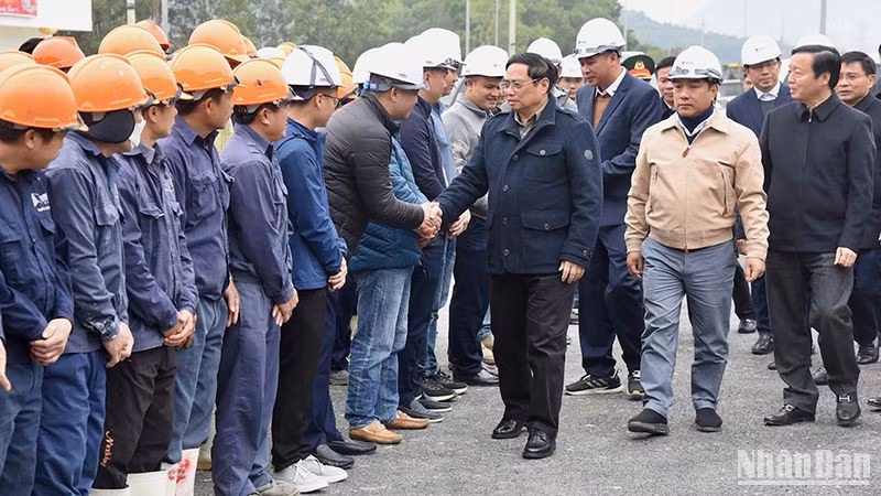 PM Pham Minh Chinh visit the construction site of the Mai Son - National Highway 45 project in Ha Linh commune, Ha Trung district (Thanh Hoa province). (Photo: TRAN HAI/NDO)