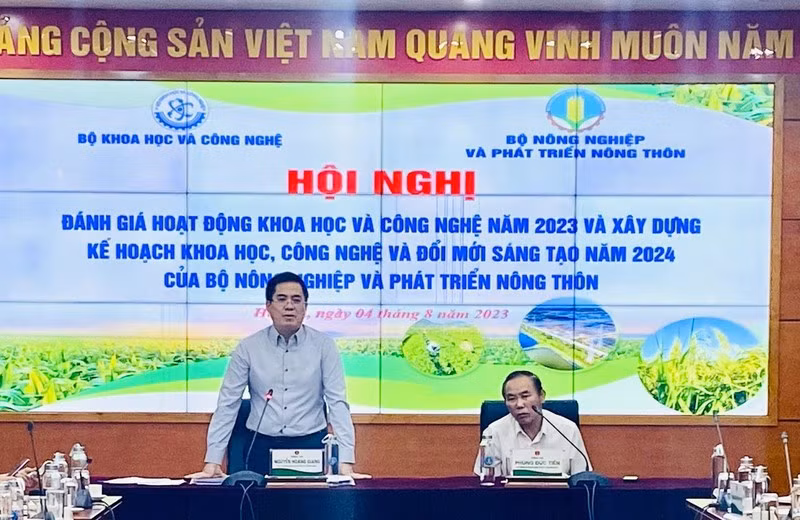 Deputy Minister of Science and Technology Nguyen Hoang Giang speaking at the conference (Photo: NDO)