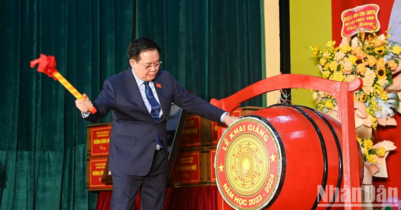 The NA Chairman beats the drum to open the new school year 2023-2024 at Huu Nghi T78 School.