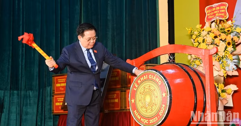 The NA Chairman beats the drum to open the new school year 2023-2024 at Huu Nghi T78 School.