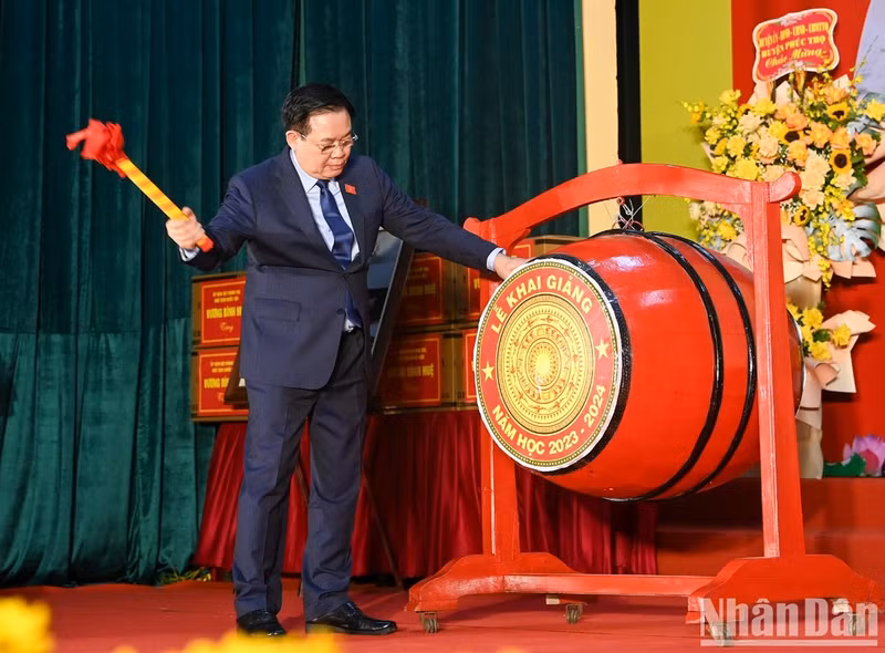 [In Pictures] NA Chairman attends opening ceremony for new school year at Huu Nghi T78 School ảnh 9