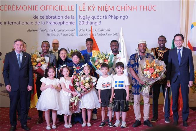 Delegates present flowers to performers at the celebration (Photo: VNA)