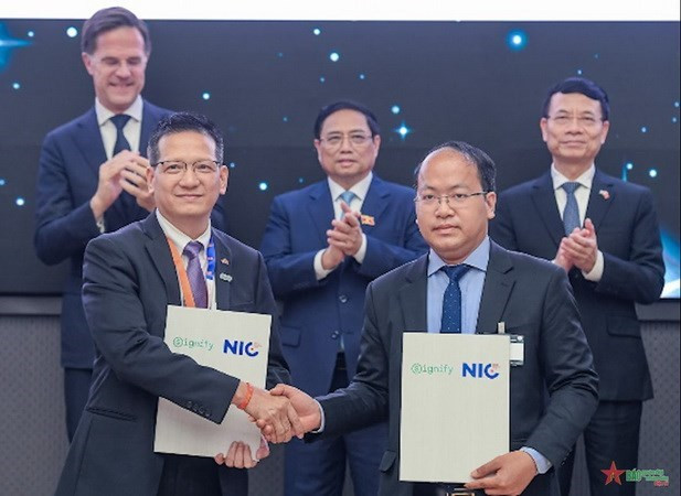 At the signing ceremony of the MoU between Dutch lighting giant Signify and Vietnam’s National Innovation Centre (NIC). (Photo: VNA)