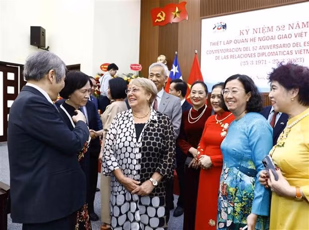 Former Chilean President Michelle Bachelet with delegates at the ceremony (Photo: VNA)