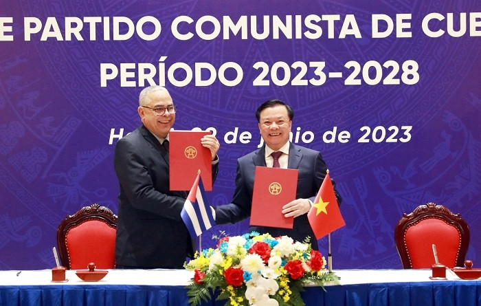 Secretary of the Hanoi Party Committee Dinh Tien Dung (R) and First Secretary of the Havana Party Committee Luis Antonio Torres Iríbar (Photo: dangcongsan.vn)