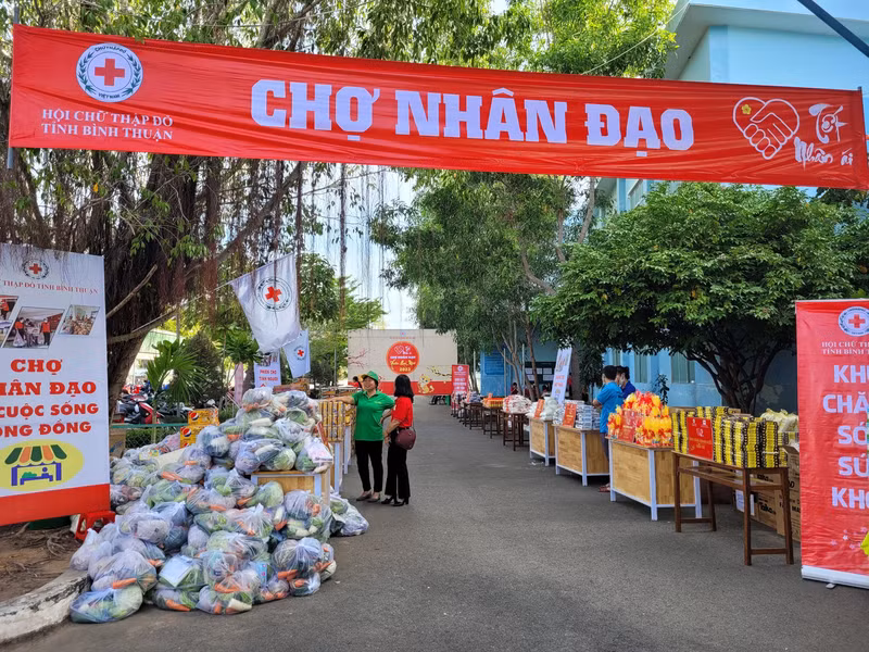 A trade fair held by the Binh Thuan Province Red Cross Society in January 2023 to support needy people (Photo: binhthuan.gov.vn)