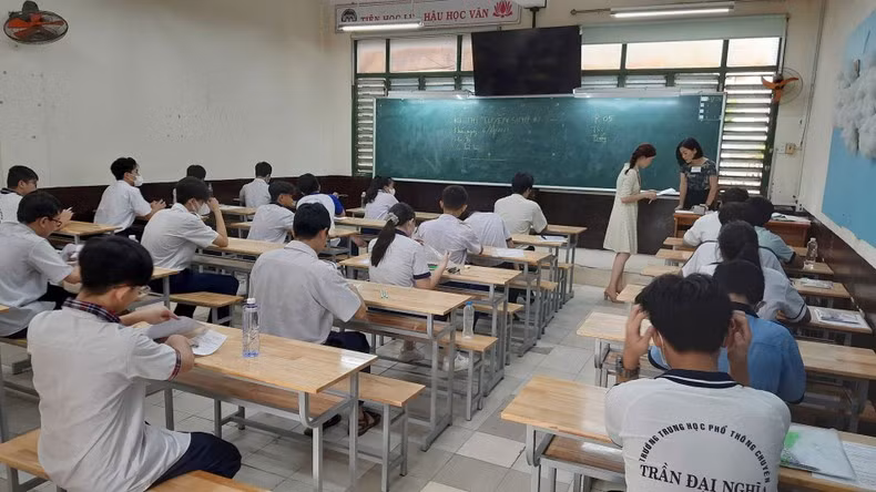 Each exam room has about 20 candidates and two proctors. The first test starts at 8 am and lasts 120 minutes. Candidates who arrive more than 15 minutes late will not be allowed to take the test. Students can only leave the exam room after two-thirds of the test time has passed.