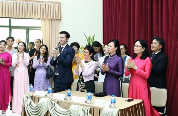 Phan Thi Thanh Tam, spouse of President Vo Van Thuong, and Linda Hurley, spouse of Australian Governor-General David Hurle, visit the Vietnam National Academy of Music (Photo: VNA)