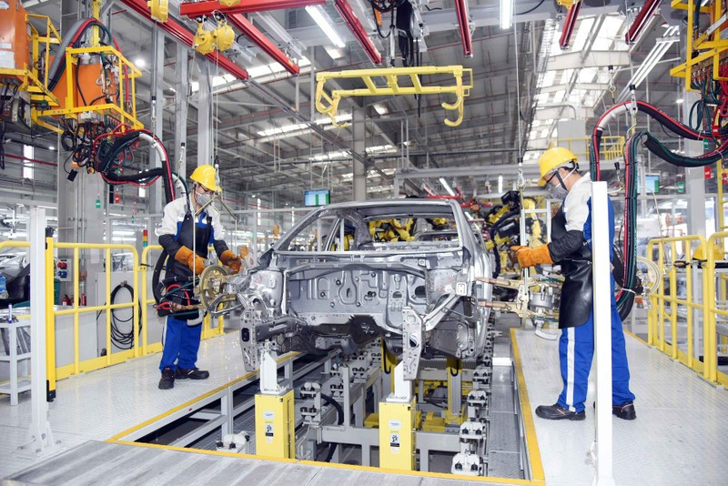 Workers working at Hyundai Thanh Cong Auto factory in Ninh Binh province (Photo: ANH AN)