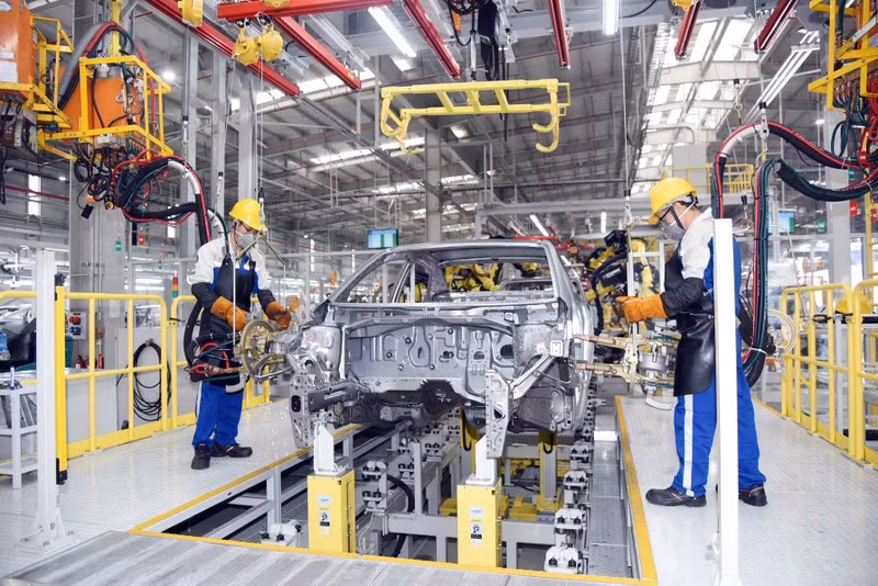 Workers working at Hyundai Thanh Cong Auto factory in Ninh Binh province (Photo: ANH AN)