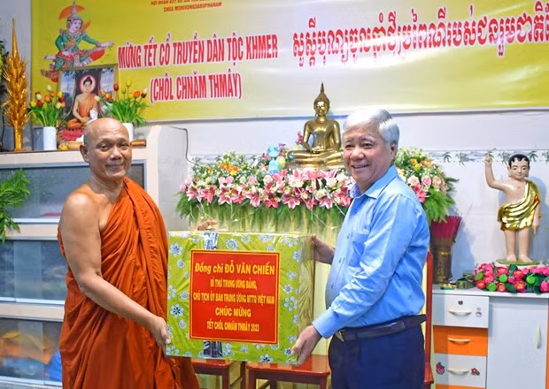 The VFF leader presents gifts to Khmer Buddhist monks on the occasion of the Chol Chnam Thmay festival. 