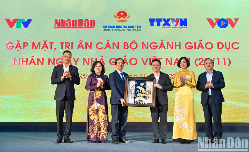 [In Pictures] Media agencies celebrate Vietnamese Teachers’ Day ảnh 3