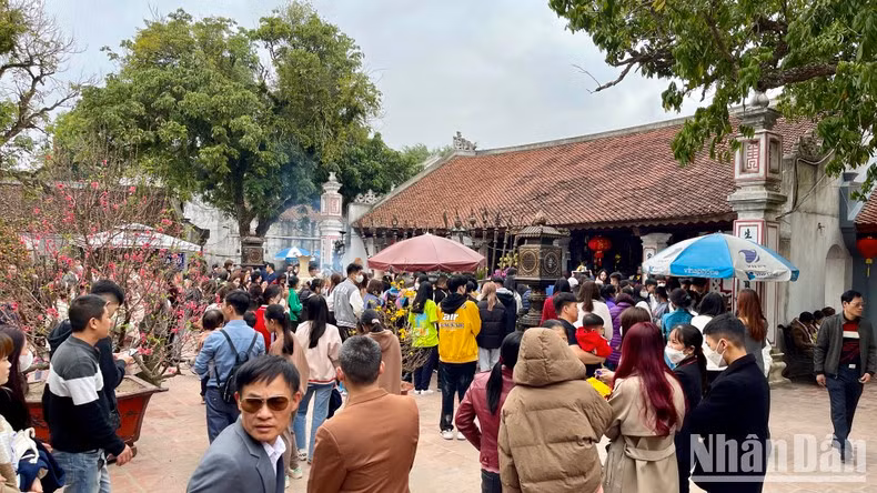 The yard of Co Trach Temple, dedicated to national hero Tran Quoc Tuan (General Tran Hung Dao), is filled with tourists who come to offer incense and perform spiritual rites.