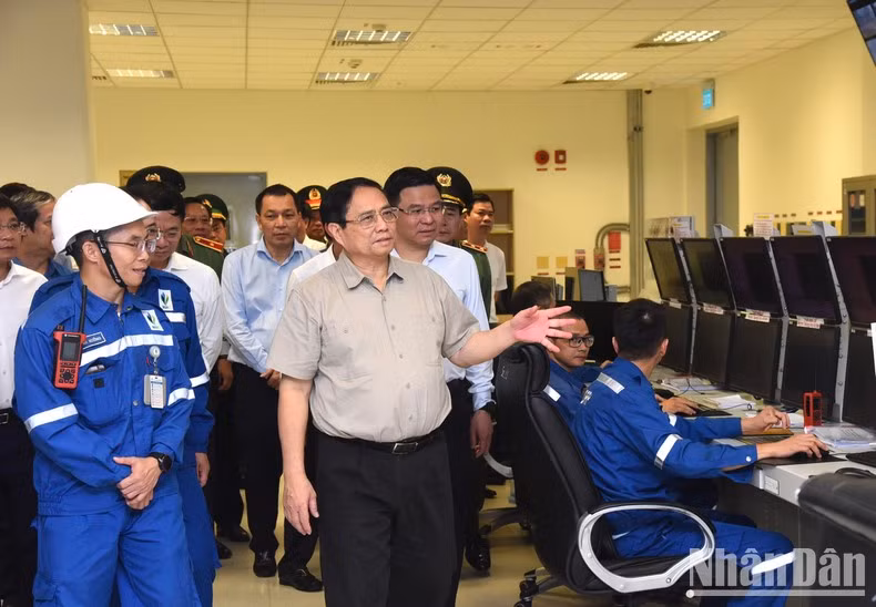 Prime Minister Pham Minh Chinh inspects the operation of the plant.