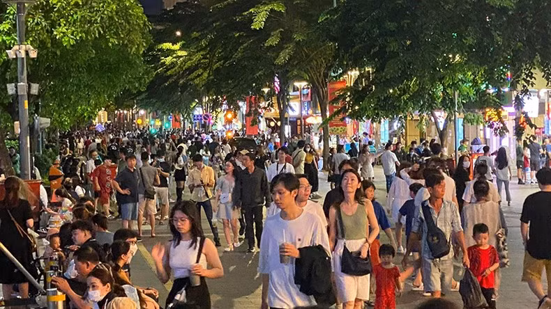 People gather in the Nguyen Hue walking street from early.