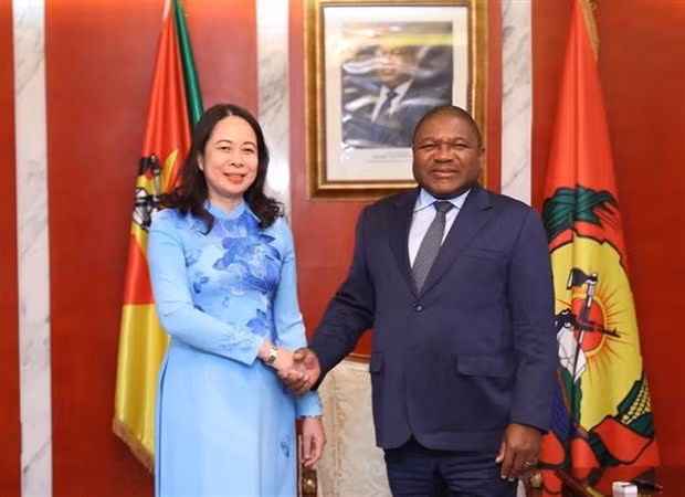 Vice President Vo Thi Anh Xuan (left) and Mozambican President Filipe Nyusi, who is also President of the Mozambican Liberation Front (Frelimo) Party. (Photo: VNA)