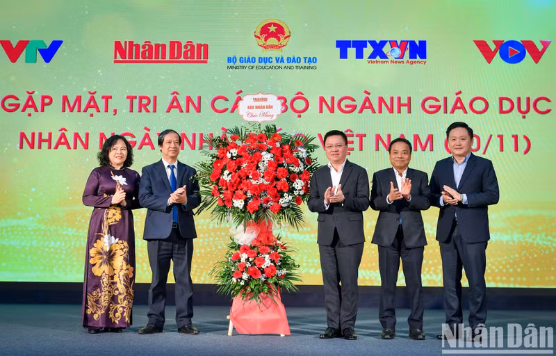[In Pictures] Media agencies celebrate Vietnamese Teachers’ Day ảnh 4