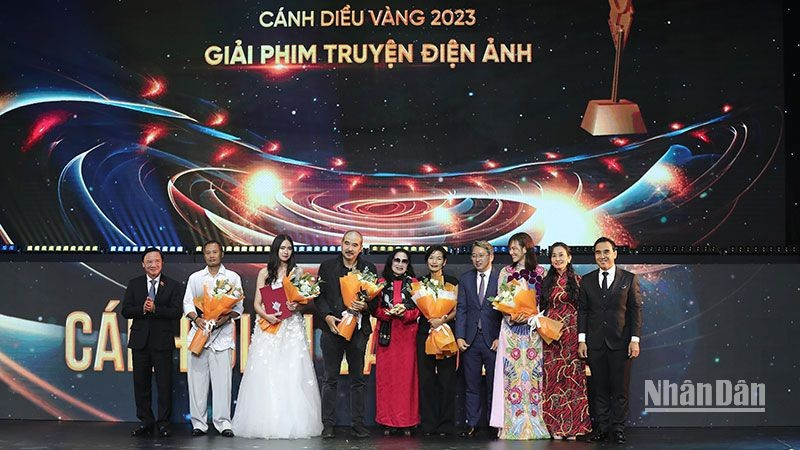 Director Bui Thac Chuyen and the film crew receive the Golden Kite Award for Best Featured Film. (Photo: NAM NGUYEN)