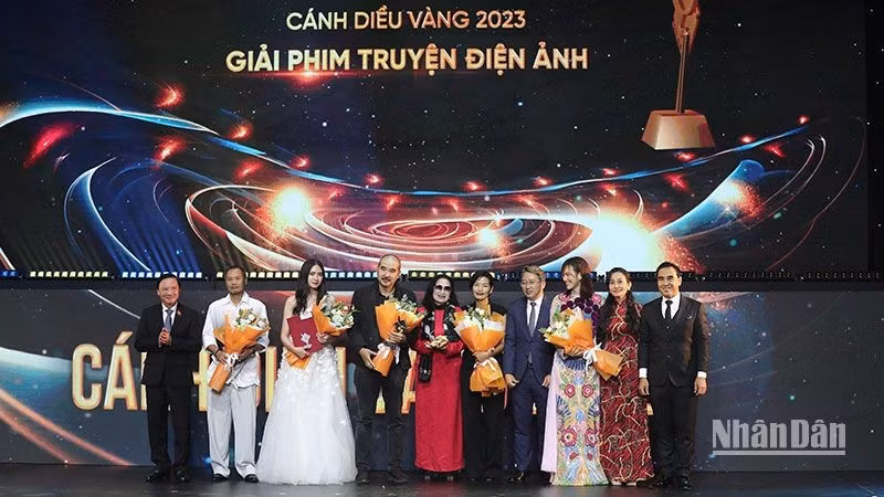 Director Bui Thac Chuyen and the film crew receive the Golden Kite Award for Best Featured Film. (Photo: NAM NGUYEN)