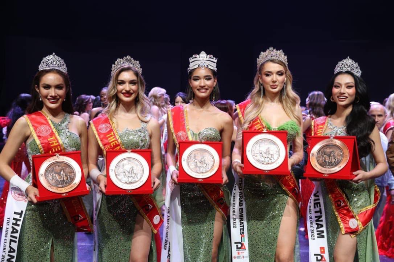 Lam Thu Hong (R, 1st) and other contestants in the top five at Miss Globe 2022. 