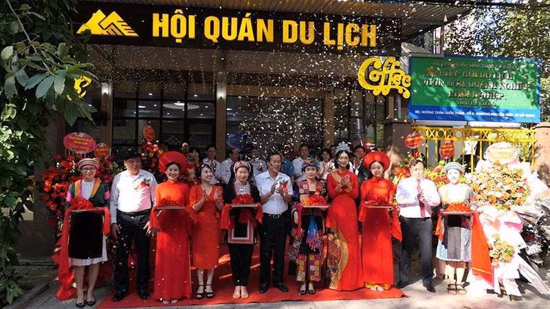 Leaders of Ha Giang province cut the ribbon to open the Ha Giang tourist club's office.