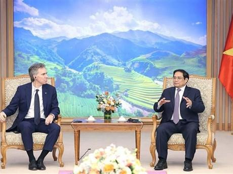 Prime Minister Pham Minh Chinh (R) and AES Permanent Executive Vice President Juan Ignacio Rubiolo. (Photo: VNA)