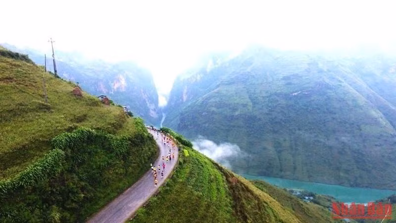  Athletes run through Ma Pi Leng Pass in Meo Vac District.