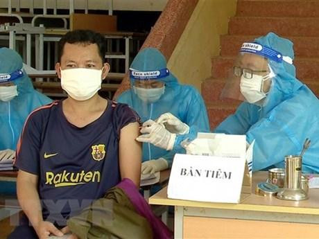 A man receives a dose of COVID-19 vaccine in Soc Trang province. (Photo:VNA)