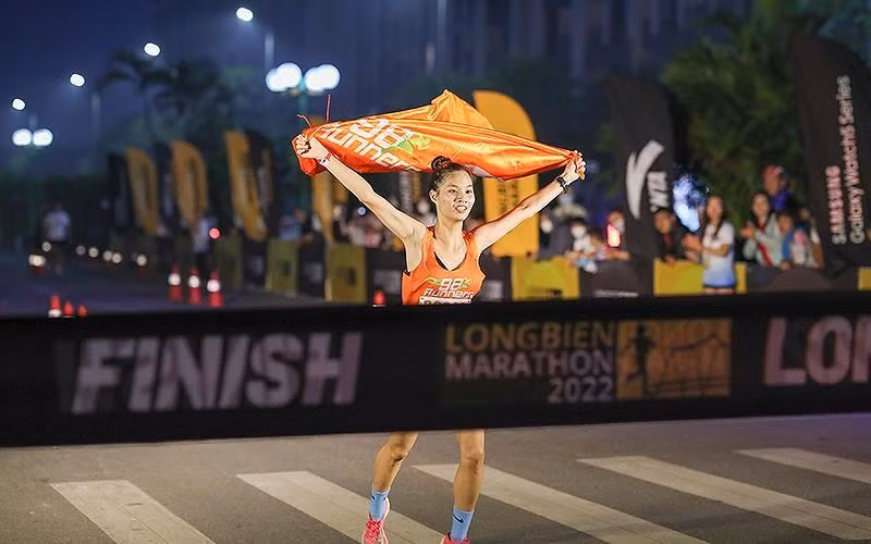 A female athlete finished the Longbien Marathon 2022, in the early morning of October 30.