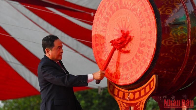 Standing Vice Chairman of the National Assembly Tran Thanh Man beat the drum to kick off the new 2022-2023 academic year. (Photo: DUY LINH)