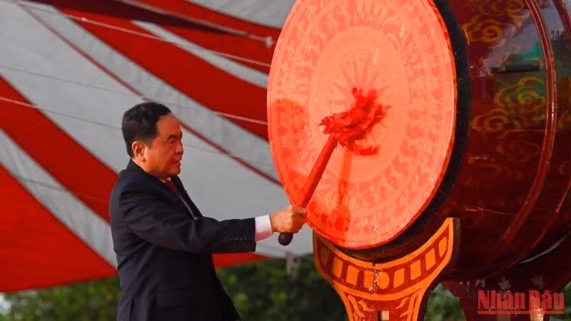 Standing Vice Chairman of the National Assembly Tran Thanh Man beat the drum to kick off the new 2022-2023 academic year. (Photo: DUY LINH)